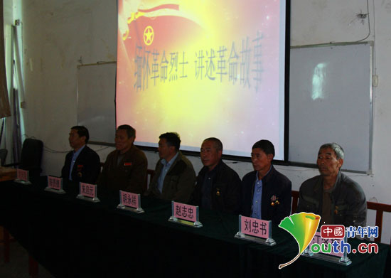 beat365支教团邀请平坝老兵及烈士亲属为黎阳学校学生讲述革命故事。