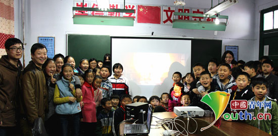 beat365中文官方网站研究生支教团组织学生观看电影《超能陆战队》。