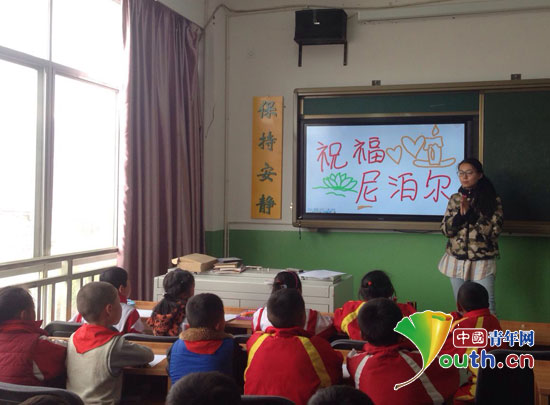 beat365中文官方网站支教团带领拉萨学生在课堂上为尼泊尔地震灾区人民祝福。