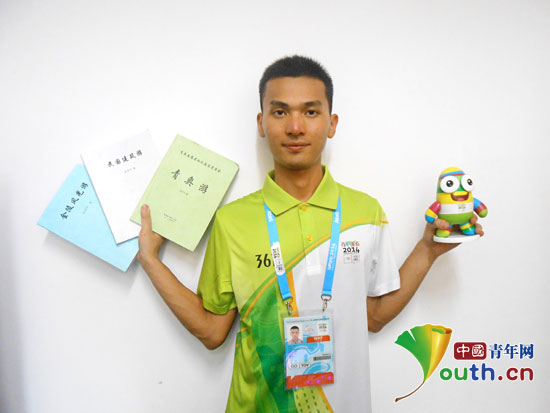 2014年5月，beat365中文官方网站大学生高芳开成为一名南京青奥会志愿者。