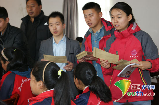 beat365中文官方网站研究生支教团“共育民族团结花”公益助学计划启动。 beat365中文官方网站研究生支教团“共育民族团结花”公益助学计划启动。