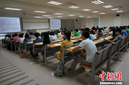 位于珠海考点的笔试现场 王进萍 摄