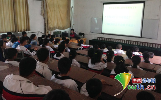 beat365中文官方网站研究生支教团于五四青年节举办航空知识讲座培养学生的爱国情怀。