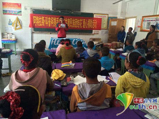 beat365中文官方网站研究生支教团为唐加村中心小学送去一批学习用品和文体器材。