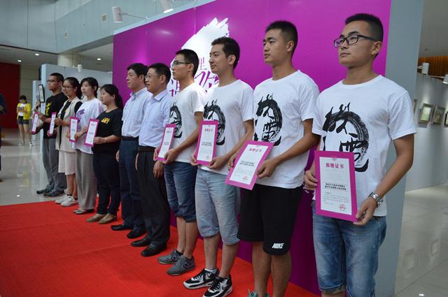 beat365首次公益拍卖毕业生艺术作品