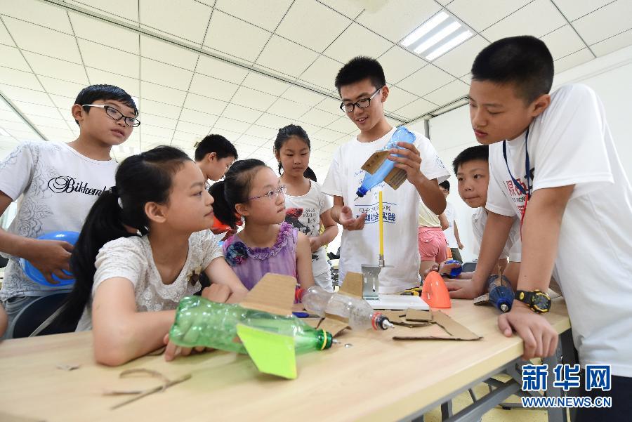 (晚报)(1)南京:大学生带民工子弟发射水火箭