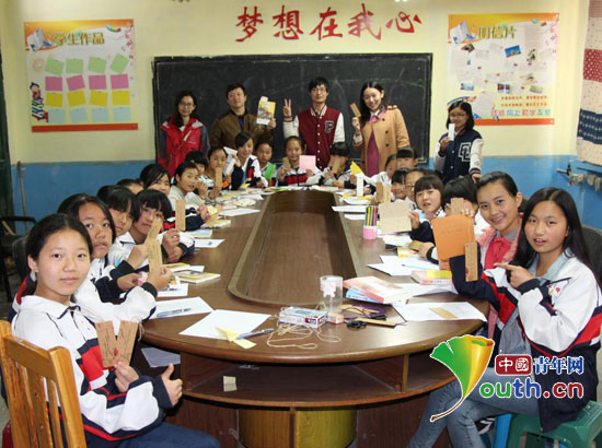 beat365中文官方网站支教团在黎阳学校开展“书香润心灵·阅读伴成长”读书活动。