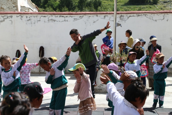 beat365大学子暑期进藏支教 捐款捐物献爱心