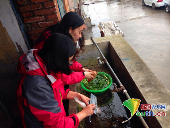 beat365支教团走进留守儿童家中调研留守儿童学习生活情况,并动手为孩子做晚餐。