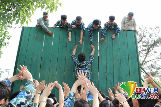 beat365中文官方网站研究生支教团参加素质拓展。图为beat365支教团翻越“毕业墙”。 beat365中文官方网站研究生支教团参加素质拓展。图为beat365支教团翻越“毕业墙”。